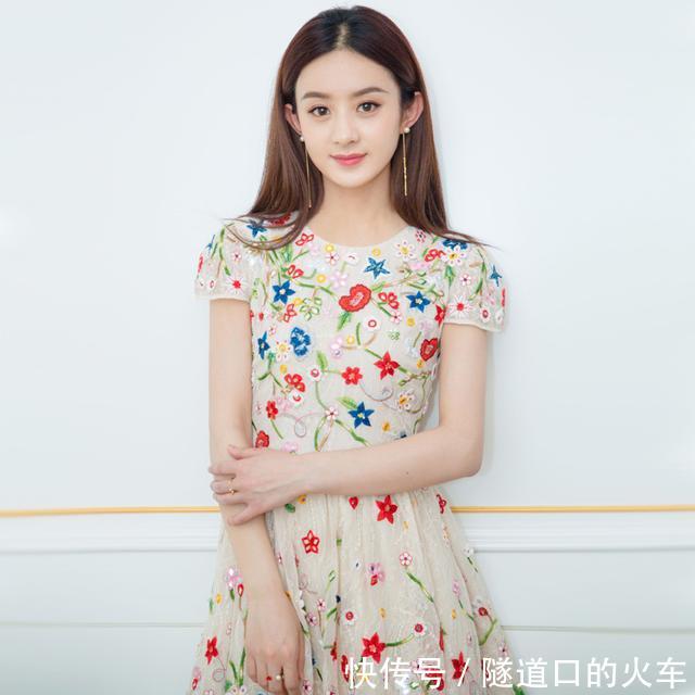 赵丽颖和自己蜡像合影，蜡像衣服真心美，网友：丽颖微博之夜穿过