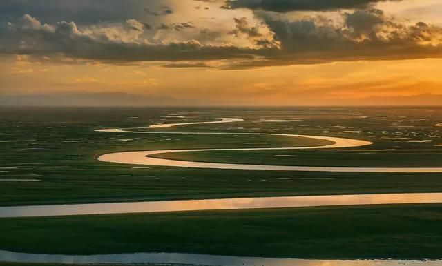 这是一个惊艳了世界的地方!有山、有水、有草原、有沙漠、有星空