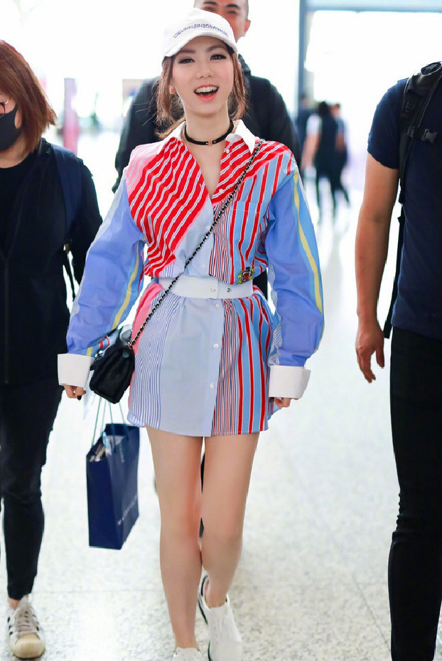 世上没有丑女人，只有胖女人，邓紫棋瘦后丢掉皮裤成“圆规腿”！