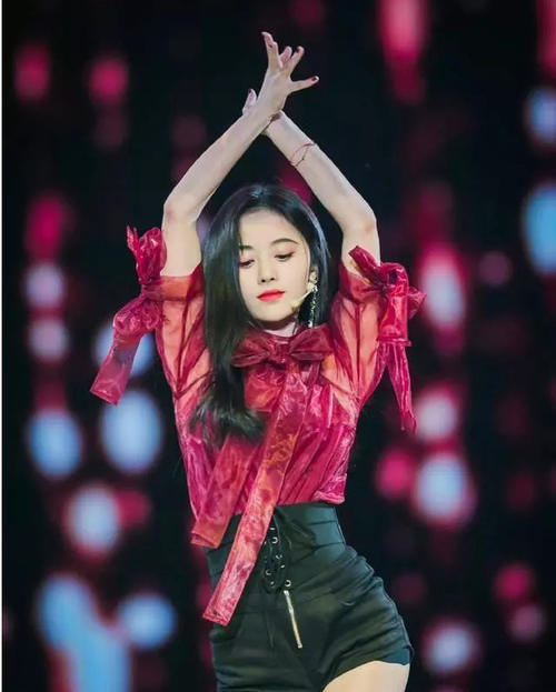 鞠婧祎的裙子实在是很好看了！