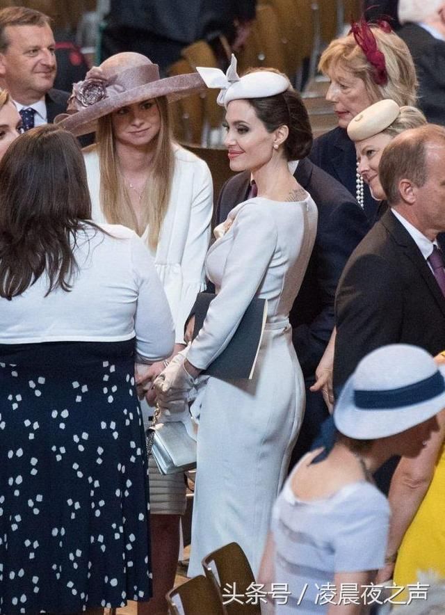 安吉丽娜朱莉出席活动，贵气优雅比肩凯特王妃，不入皇室可惜了