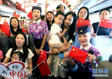  「高铁」旅客和乘务员在上海开往香港的高铁上合唱《歌唱祖国》