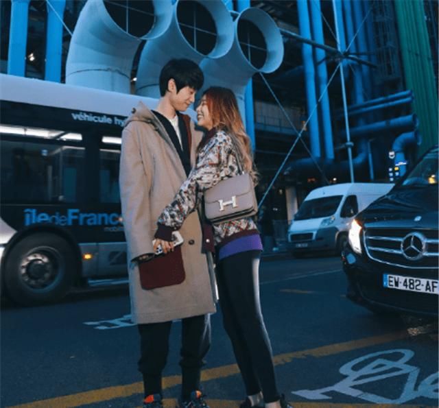  贴心■糖小幽称金咕咕很贴心，帮她捏脚按摩，不小心暴露了两人相处细节