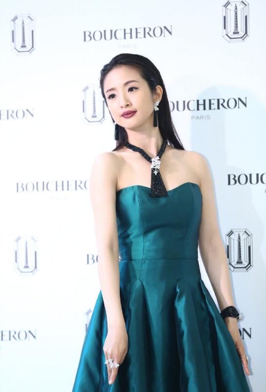 林依晨美得不像话!一袭抹胸礼裙优雅迷人，却涂错口红瞬间老十岁