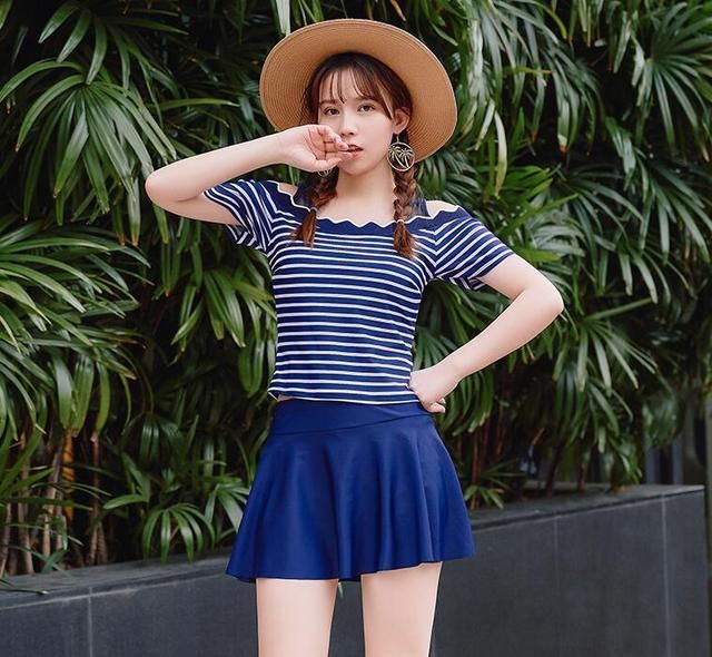 身穿条纹泳衣的美女，显现得肤白貌美，甜蜜的笑容更让人心动！