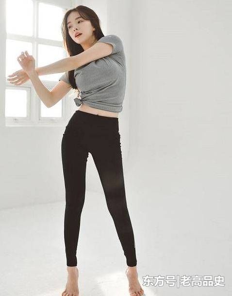 「美女」紧身打底裤:精致搭配的美女,身材曼妙,非常吸引眼球!