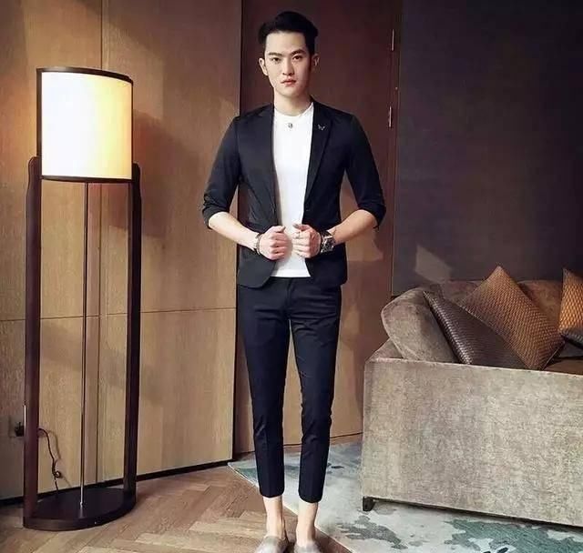  夏季：夏季韩版修身半袖西服套装搭配，助力男士品味一夏