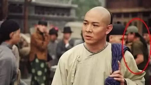 「李连杰」史上最欠揍的穿帮镜头:关晓彤的腿我忍了,李连杰身后那是谁?