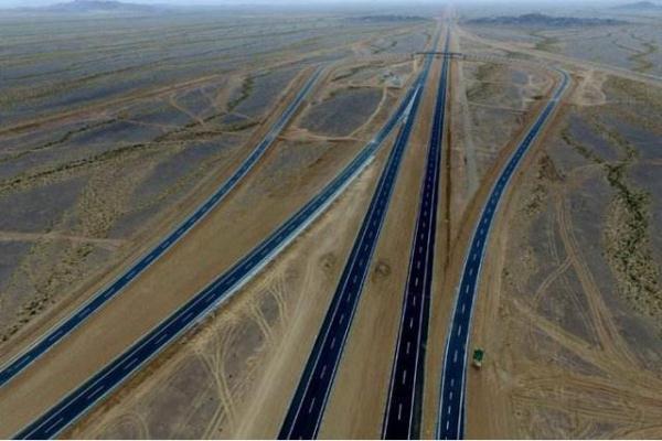 国内最冷清的一条高速，可能跑几天都见不到其他车，司机很寂寞