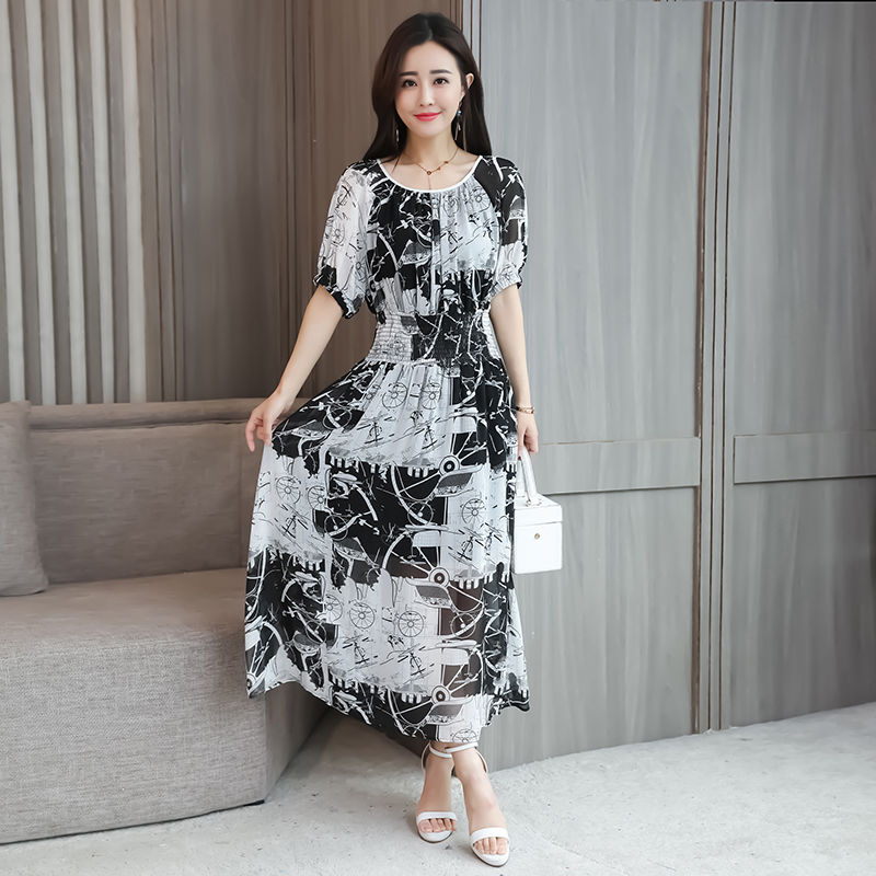 33-45岁女人穿高贵蚕丝裙，上身风韵优雅，美得路人三回头