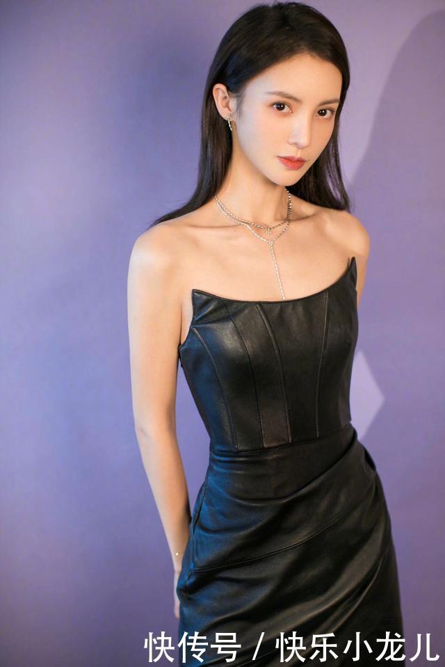  『抹胸』街拍：黑色的皮质抹胸连衣裙看上去个性十足，也非常的酷炫