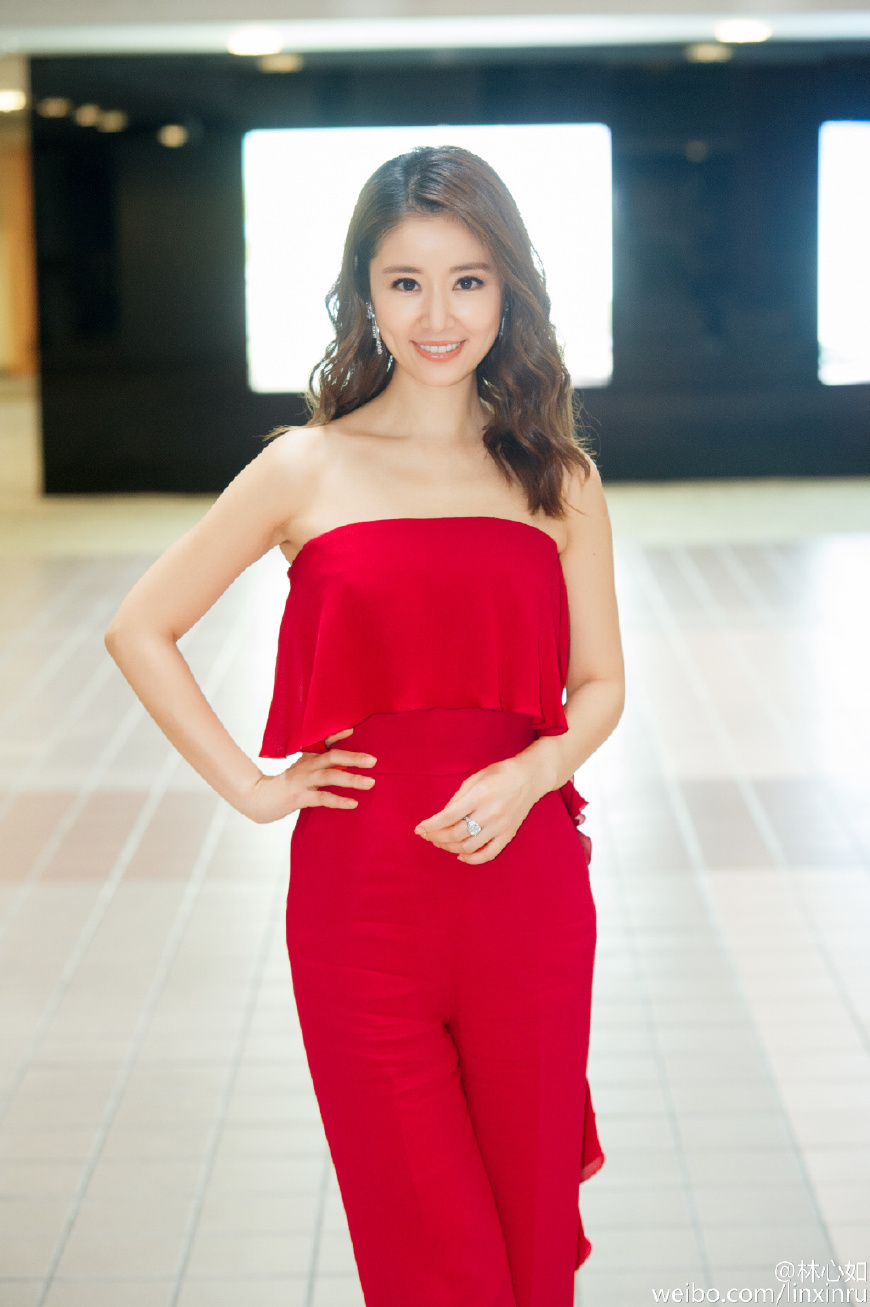 42岁林心如素颜现身机场，T恤+牛仔裤显小20岁，网友：被迷倒了