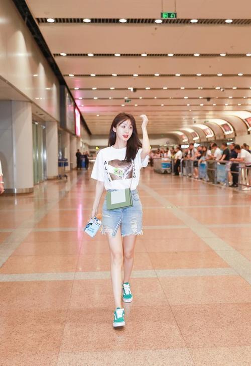 李菲儿的短裙本来就不长，还非得在正中间开个叉，网友：安全吗？