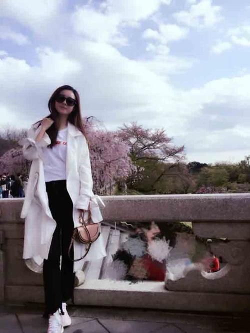 赵丽颖黑配白现身，发际线强势入镜，网友:脸比平时还大一倍!