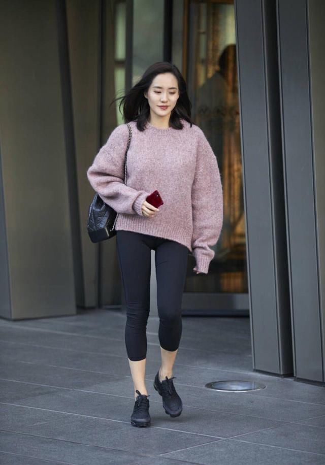 运动范儿王智都能穿的这么美，看似简单却一点都不平庸