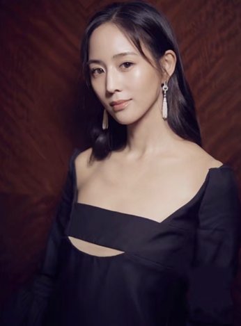 张钧宁裙子两边用“一条布”遮住，群众:小姐姐越发的会撩人了!