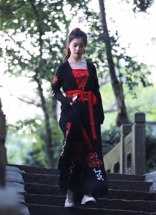 「风范」外表甜到齁的萌妹子,穿上“改良版汉服”后,侠义风范尽显!