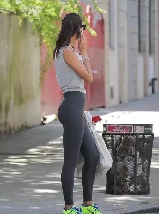 很懂生活的洋姐姐运动紧身裤女人味儿十足