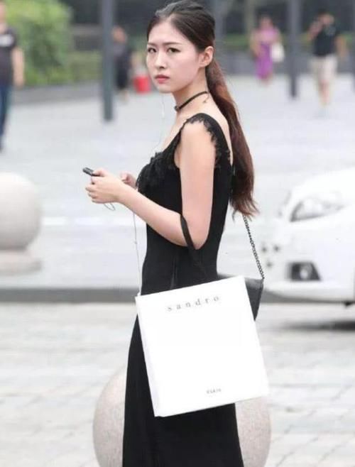 『气质』街拍:雪肤花貌的小姐姐,一条黑色的连衣裙,时尚气质好身材