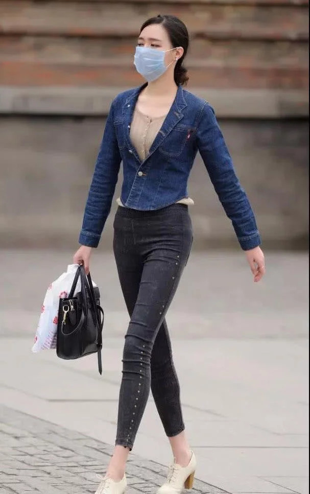 白皙诱人带着口罩都遮挡不住气质的小姐姐，束身装显苗条身材