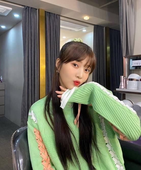  [碎花]朴秀荣的穿搭真是时尚！穿件黑色碎花衬衫，看上去大气又低调