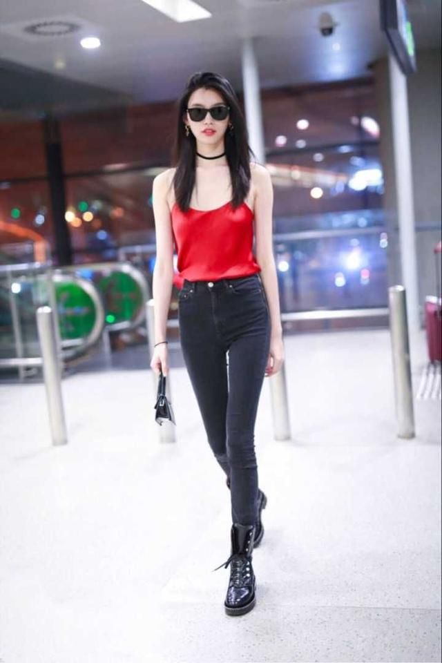 这才是吊带的正确打开方式，奚梦瑶红色吊带完美诠释曲线身材！