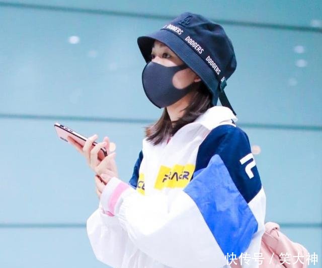 段奥娟也是蛮接地气的，衬衫当裙子穿就算了，袜子搭拖鞋很暴击！