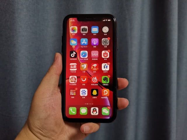  「硬件」用了一年iPhone XR突然换到小米10，亮屏之后差距太大了！