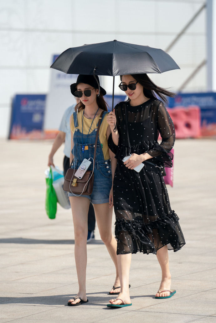 重庆街拍,这样的中规中矩的穿搭也会有另一番的美法