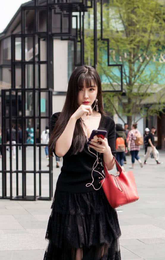 街拍：穿着落落大方女王气质的小姐姐，尽显美女独特的韵味！