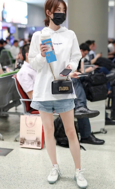 王丽坤换个发型堪比整容,减龄到完全认不出,看起来最多仅18岁