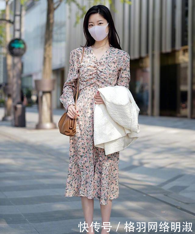 花哨■纯色裙要让位了!今春流行“花哨裙”,唯美浪漫,街头女孩都在穿