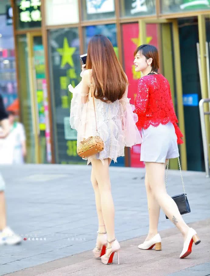 街拍：夏日长发飘飘，无论搭配什么衣服，都让你女人味十足