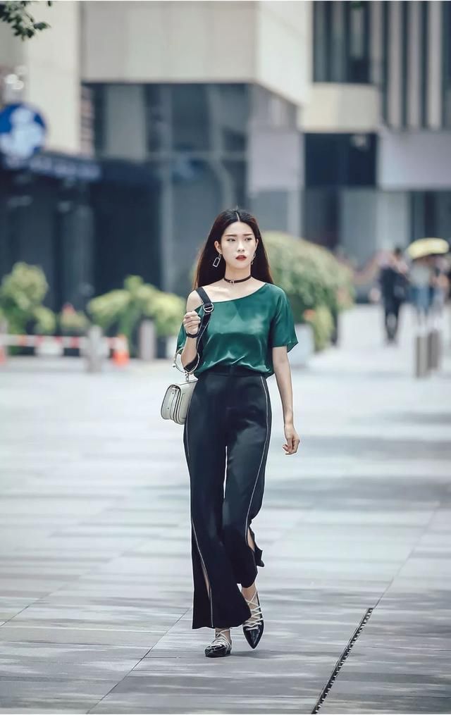 街拍女孩:纯洁温柔肌肤细嫩，身材无可挑剔!