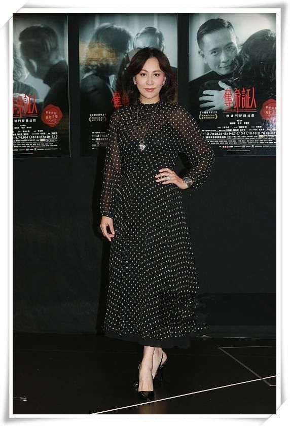 当42岁赵薇和52岁刘嘉玲同穿波点裙，才知道真嫩和装嫩差距有多大