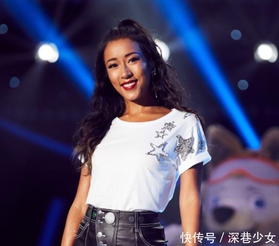 吉克隽逸的鞋子绝了！鞋跟细到可以卡在地板里，竟趴着一条毛毛虫