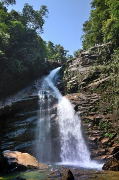 古人是如何将棺木放置到离地十几米甚至几十米的悬崖绝壁上的呢?