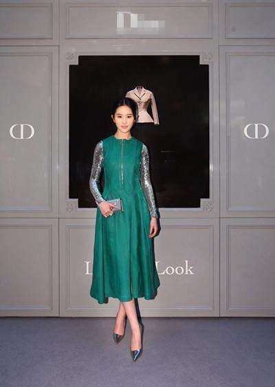 刘亦菲真敢穿! 蕾丝上衣太紧都要撑破了,做她保镖好幸福!