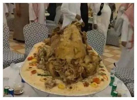 迪拜的土豪请客吃饭，整只烤骆驼上来，直接上手开撕