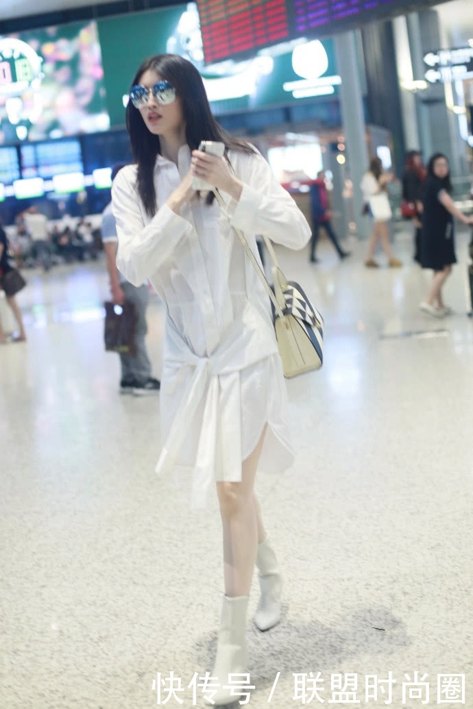 何穗只穿一件衬衫就去机场，惹得路人频回头，网友：必须满分！