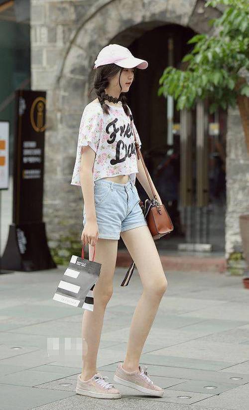 路人街拍，小姐姐搭配浅色牛仔短裤，优雅又有女人味