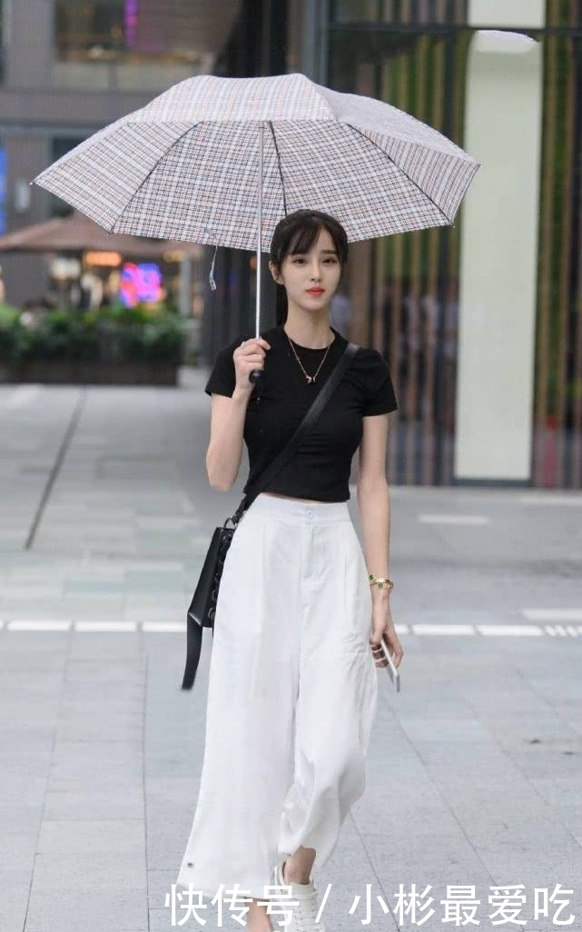  『连衣裙』街拍：穿着修身的吊带连衣裙，外搭波点元素的长袖衫，妥妥的女神范儿！