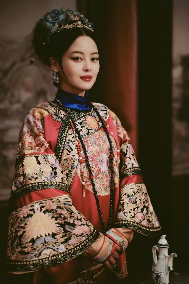 32岁辛芷蕾和20岁关晓彤撞衫，赢了身材输了气质，高级脸是关键