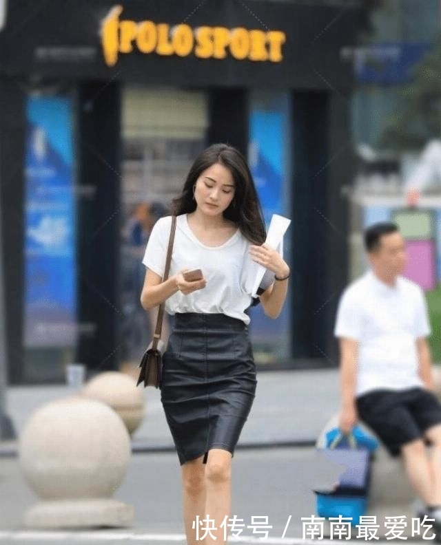 美女■简单有个性而且舒适洋气,长发飘飘的美女搭配黑色短裙