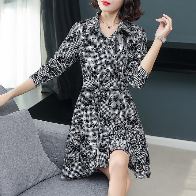 如果你年逾50，打扮嫩一点，新上秋裙+裸鞋，显高贵女人味