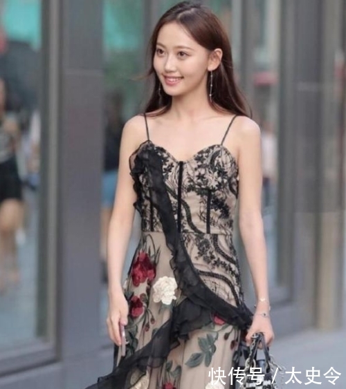 黑纱@路人街拍:小姐姐甜美笑容治愈人心,唯美黑纱吊带裙尽显白皙的皮肤