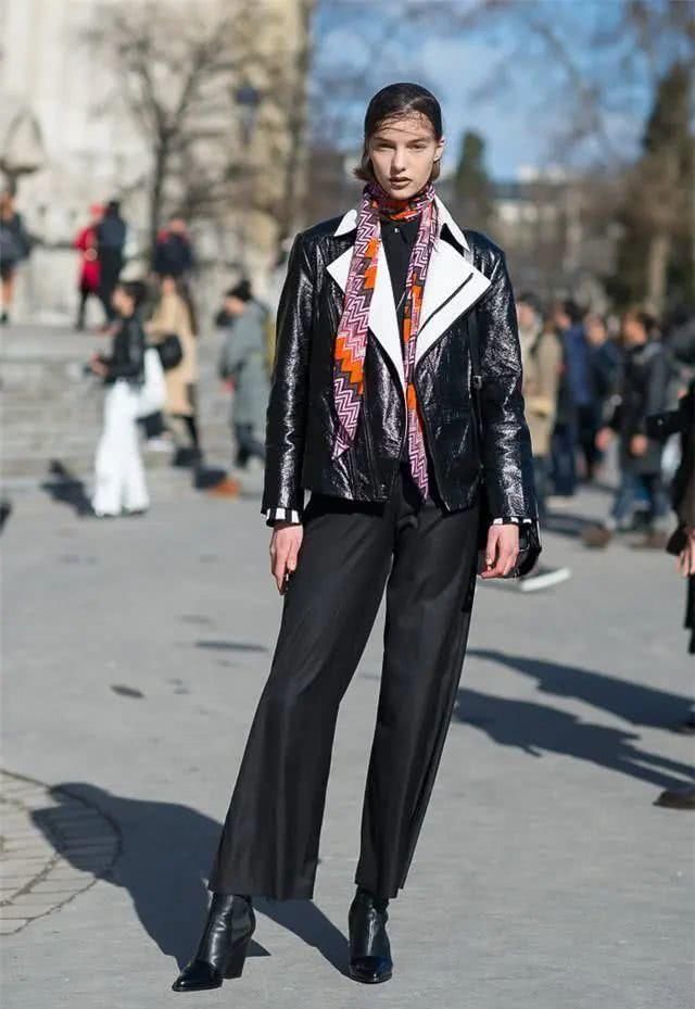  「双鞋」“小白鞋”不受宠了，今年流行这4双鞋配阔腿裤，时髦显瘦又显高