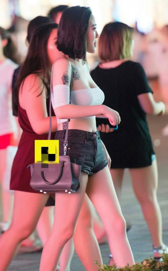 性感美女一字肩内衣青春浪漫，网友：一下子又回到了恋爱的感觉