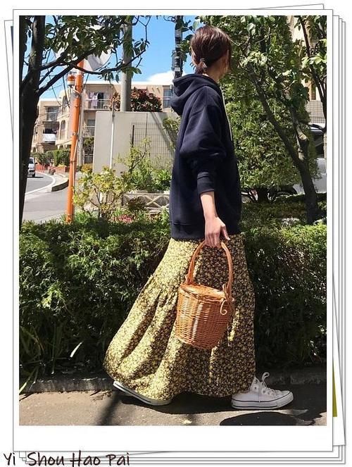 『海军蓝风连帽卫衣』能穿3季的万能搭配单品!海军蓝连帽卫衣的多种造型示范