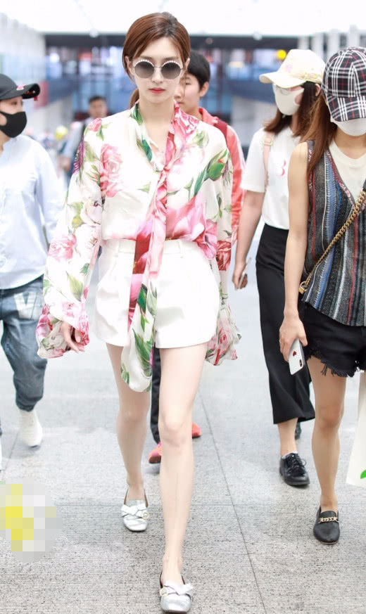 江疏影真是越来越会玩，衣领竟然比裤子还要长?却意外好看!